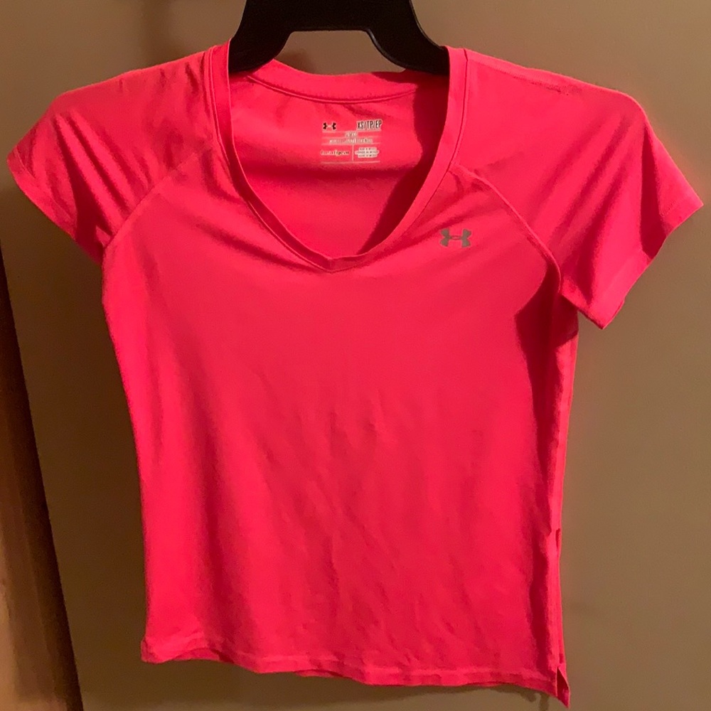 Under Armour XS fitted heat gear tshirt in Pink